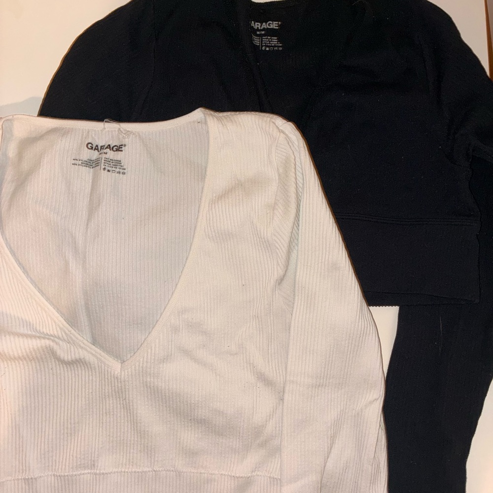 2/10$ Garage Black and White V-Neck Tops crop long sleeves